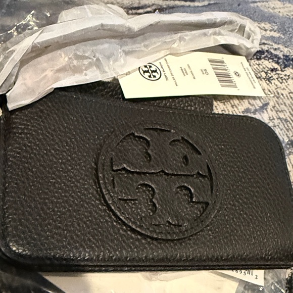 Tory Burch Handbags - New Tory Burch Black miller zip Leather Logo Card Case with strap